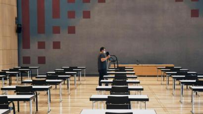 Bild: Gabi Schönberger
Von der Veranstaltungs- zur Prüfungslocation: Mitarbeiter haben die Max-Reger-Halle in Weiden kurzerhand zum Prüfungsraum umfunktioniert. Am Mittwoch, 12. Mai, brüten die Abiturienten des Weidener Augustinus-Gymnasiums dort über ihren Deutsch-Aufgaben.