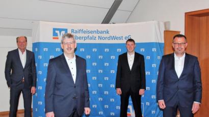 Bild: stg
Die Raiffeisenbank-Vorstände Herbert Meier, Robert Haubner, Thomas Keck und Joachim Geyer (von links) verkündeten fast ausschließlich positive Zahlen.