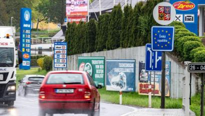 Bild: Armin Weigel/dpa
Ein Schild mit der Aufschrift "Bundesrepublik Deutschland" steht an der deutsch-tschechischen Grenze.