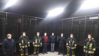 Bild: flm
Das Team von der Waldsassener Feuerwehr beim erstmaligen Besuch der Atemschutzstrecke in Neuhaus nach der Corona-Pause gemeinsam mit dem Ausbilderteam und Kreisbrandrat Andreas Wührl (links).