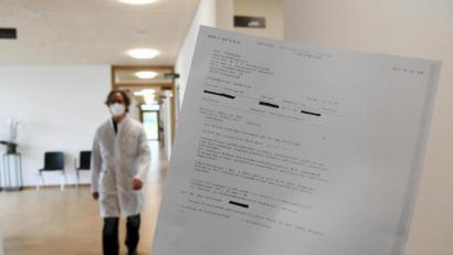 Bild: Gabi Schönberger
So sieht die Bestätigung eines positiven PCR-Tests aus. 28 Tage nach der Diagnose „Covid“ gilt dieses Dokument als Nachweis für Genesene. Wer es vorlegt, kann Erleichterungen in Anspruch nehmen.
