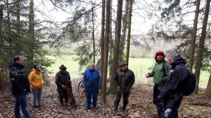Bild: pz
Hubert Schicker, Marina Schicker, Otto Hecht, Willi Robl, Anton Schicker, Ronny Seifert und Bastian Träger (von links) beim Ortstermin am Trail bei Hundsbach.