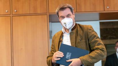 Bild: Peter Kneffel/dpa
Markus Söder (CSU), Ministerpräsident von Bayern, hält auf seinem Weg zur Sitzung des bayerischen Kabinetts eine blaue Mappe mit dem Staatswappen in der Hand.