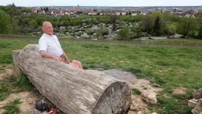Bild: Wolfgang Steinbacher
Herbert Schmidt auf der ehemaligen Deponie der Luitpoldhütte, die ihm gemeinsam mit einem Partner gehört. Leider muss er hier oft große Mengen an Müll wegräumen, was ihn sehr stört.