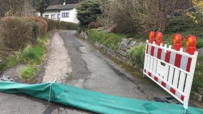 Bild: Matthias Bäumler
Die kleine Gemeindestraße führt zum Haus von Familie Bäumler. Jedes Jahr im Frühjahr versperrt ein Amphibienschutzzaun die Zufahrt. In diesem Jahr kam noch eine Absperrbake dazu.
