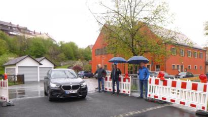 Bild: tss
Bürgermeister Robert Lindner fährt in seinem schwarzen Dienstwagen als Erster über die neue Floßbach-Brücke. Markus Schieder (rechts) von der Zwick-Ingenieure GmbH aus Weiden hat das Bauwerk mängelfrei abgenommen. Das freut auch Bauleiter Thomas Fütterer (Mitte) und Projektleiter Manfred Brunner von der Firma Gollwitzer Spezialtiefbau.