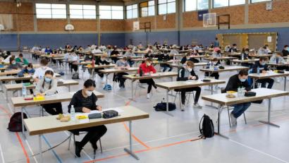 Bild: do
Mit großem logistischen Aufwand startete am Mittwoch am Gymnasium Eschenbach die Abiturprüfung. Wegen besonderer Hygienevorgaben wurden die Schüler in zwei Räume aufgeteilt. Unser Bild zeigt die Abi-Prüflinge in der Mehrzweckhalle