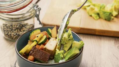 Bild: Christin Klose/dpa
Die Hälfte Gemüse, ein Viertel Sättigungsbeilage und ein Viertel Proteinlieferant – so sieht die ideale Mischung in Teller oder Schüssel aus.