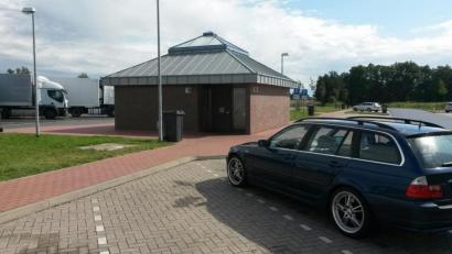 Symbolbild: Nwm-Tv/dpa
Auf dem Weg zur Oma in Landshut, machte eine dreiköpfige Familie Rast auf dem Autobahnparkplatz in Luhe-Wildenau. Knapp eine Stunde später bemerken die Eltern, dass ihr Sohn nicht mehr im Wagen sitzt.