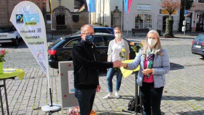 Bild: stg
Kostenlose Fairtrade-Rosen gab es am Kemnather Stadtplatz am Tag vor Muttertag.