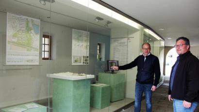 Bild: stg
Bürgermeister Roman Schäffler (links) und Bauamtsleiter Roland Sächerl animieren zur Information im Turmdurchgang.