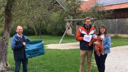 Bild: tra
Exemplarisch für alle im Jahr 2020 geborenen Kinder in der Gemeinde Ensdorf überreicht Bürgermeister Hans Ram (links) der Familie von Gemeinderat Felix Roggenhofer das Gemeindelätzchen, einen Müllbeutel und 125 Euro Begrüßungsgeld.