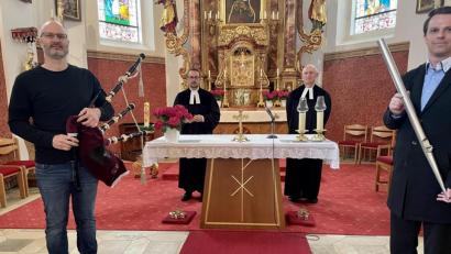 Bild: wku
Dudelsack- und Pfeifenklänge sind beim Gottesdienst an Christi Himmelfahrt in der Wallfahrtskirche am Mausberg zu hören.