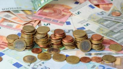 Symbolbild: Tobias Hase/dpa
Die coronabedingten Mindereinnahmen des Freistaats werden sich im Vergleich zum Vorkrisenniveau bis 2023 auf 7,3 Milliarden Euro summieren.