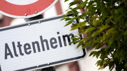 Symbolbild: Sebastian Gollnow/dpa
Ein Schild weist auf ein Altenheim hin.