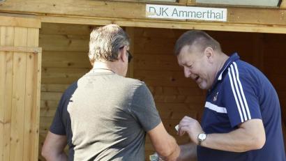 Archivbild: Hubert Ziegler
So kannten ihn alle Fußballfans: Erwin Heinrich (rechts) an der Kasse der DJK Ammerthal.
