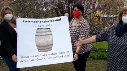 Bild: u
Auch die Frauenbund-Bezirksleitung und die Mitglieder der neun KDFB-Zweigvereine waren mit dabei beim Online-Flashmob „Wir machen das Fass auf!“, mit dem man gegen die ungleiche Verteilung, Unterbezahlung und Unterfinanzierung der Care-Arbeit protestiert (von rechts): Bezirksleiterin Margarete Hirsch und ihre Stellvertreterinnen Petra Stauber und Kerstin Aufschneider.