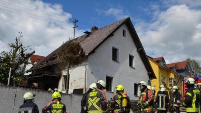 Bild: dob
Nicht nur das hölzerne Vorhaus, sondern auch das Dach wurde durch den Brand beschädigt.