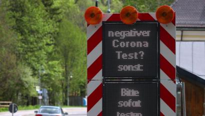 Bild: Karl-Josef Hildenbrand/dpa
Auf einer Tafel ist „Negativer Corona Test? Sonst bitte sofort testen lassen“ zu lesen.