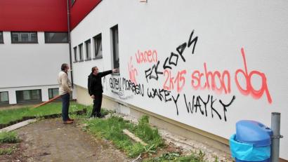 Bild: Thomas Dobler
Bürgermeister Frank Zeitler (links) und Schulhausmeister Erich Troidl inspizierten die Schmierereien, die nicht nur die Außenwand, sondern auch einige Fenster der Schule beschädigt haben.