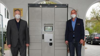 Bild: Martina Beierl 
Die neue Schließfachanlage an der Kfz-Zulassungsstelle des Landratsamtes stellte Christian Luber (rechts), der Leiter der Verkehrsbehörde, Landrat Richard Reisinger vor.