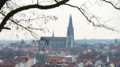 Bild: Armin Weigel/dpa
Blick auf Regensburg mit dem Dom St. Peter.