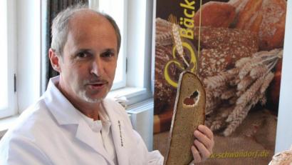 Bild: Hirsch
Seit 15 Jahren kommt der sachverständige Bäckermeister Manfred Stiefel zur Brotprüfung nach Schwandorf.