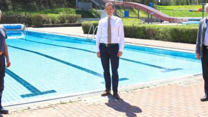 Bild: njn
Bei der Stippvisite in Erbendorf besuchte Bundestagsabgeordneter Albert Rupprecht (Mitte) auch das Freibad. Für die Einrichtung gibt es 500 000 Euro Förderung. Mit auf dem Bild Bademeister Roman Siegert (links) und Bürgermeister Johannes Reger (rechts).