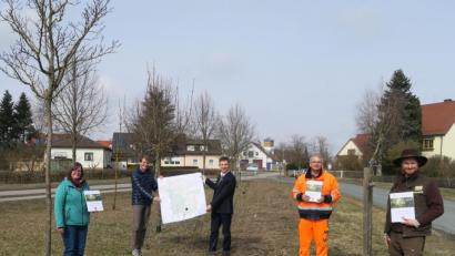 Bild: Verena Sägenschnitter/exb
Stellten die Biodiversitätsstrategie vor dem Bauhofgelände in Ursensollen vor (von links): Geschäftsführerin Isabel Lautenschlager vom Naturpark Hirschwald, Projektleiter Florian Lang vom Marktplatz der biologischen Vielfalt, Bürgermeister Albert Geitner, Bauhofleiter Alfred Stich und Ranger Jonas Nelhiebel vom Naturpark Hirschwald.