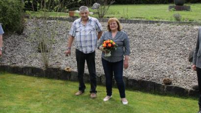 Bild: njn
Ihrer ehemaligen Mitarbeiterin Gunda Bäumler, mit Ehemann Karl Heinz, gratulierten Verwaltungsrat Hubert Wojtenek (links) und Bürgermeister Johannes Reger (rechts) zum 70. Geburtstag.