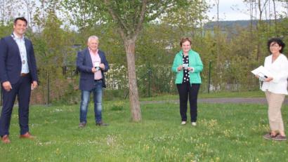 Bild: Mardanow
In der dritten Legislaturperiode gehören (von rechts) Lydia Eckert, Barbara Ruhland und Peter Forster dem Oberviechtacher Stadtrat an. Bürgermeister Rudolf Teplitzky würdigte die besonderen Verdienste um die Stadt, als er ihnen die silberne Bürgermedaille überreichte.