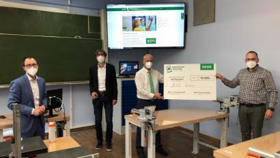 Bild: wro
Der symbolische Spendenscheck wurde von den Vertretern der DEVK, Sven Delatron (links) und Gerhard Klomp (Dritter von links), in den Werkstätten des BSZ übergeben. Oberstudiendirektor Thomas Metzler (Zweiter von links) und Oberstudienrat Andreas Büttner (rechts) stellten dabei das neu angeschaffte 82-Zoll-Display für die Digitalisierung eines Arbeitsraumes vor.