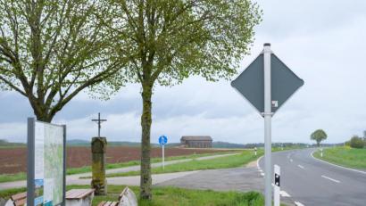 Bild: do
Auf der Suche nach einem Funkmast-Standort für Oberbibrach fand sich für den Gemeinderat und die Projektanten ein guter Platz zirka 400 Meter nord-westlich des Ortsrandes in der Nähe dr Radwegverbindung Oberbibrach-Vorbach und der Kreisstraße (unser Bild)