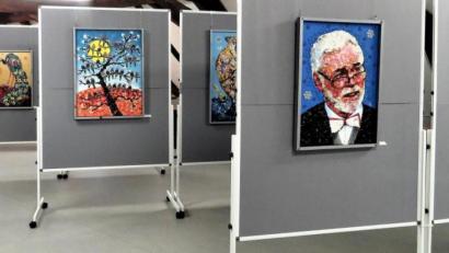 Bild: ubb
Die Knopfmalerei von Künstler Michael Voigt im Deutschen Knopfmuseum Bärnau wartet auf die Eröffnung. Am 22. Mai ist es soweit.