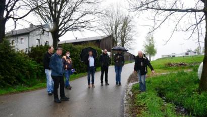 Bild: bey
Im Ortsteil Thomasgschieß schauten sich Bürgermeister Reiner Gäbl (Vierter von links) und die Mitglieder des Bauausschusses die Entwässerungsgräben entlang der Dorfstraßen an. Im Graben (rechts im Bild) war das Wasser schwarz gefärbt. An anderer Stelle hat es den Ortsgraben zugeschwemmt. Der Markt Eslarn lräumt die Gräben, wird aber die Anlieger auffordern ihr Abwasser künftig ordnungsgemäß´zu beseitigen.