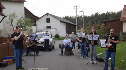 Bild: Kerstin Ebi/exb
Eine kleine Abordnung der Ammerthaler Blaskapelle umrahmt die Freiluftmesse in Fuchsstein musikalisch.