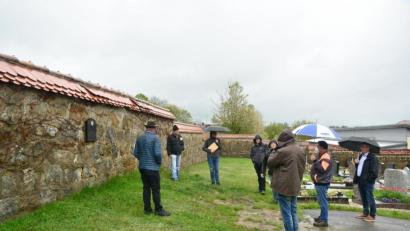 Bild: bey
Bauhofleiter Anton Hochwart (Fünfter von links) stellt dem Bauausschuss mit Bürgermeister Reiner Gäbl (rechts) die Notwendigkeit der Sanierung oder des Neubaus der Friedhofsmauer vor. Kostenpunkt: geschätzte 100 000 Euro.