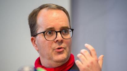 Bild: Lino Mirgeler/dpa
Markus Rinderspacher (SPD) spricht auf einer Pressekonferenz.