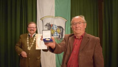 Bild: szl
Siegfried Walter erhielt pünktlich an seinem 80. Geburtstag von Bürgermeister Alfred Stier in der Stadtratssitzung am Mittwochabend die Bürgermedaille der Stadt Bärnau verliehen. Die Auszeichnung erhielt der Hohenthaner aufgrund seiner langjährigen Dienste zum Wohle der Stadt.