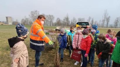 Bild: Grundschule Plößberg/exb
Gemeinsam mit Josef Roth von der Firma Punzmann durften die Schüler aus der 3. Klasse eine Hecke aus essbaren Wildfrüchten anlegen.