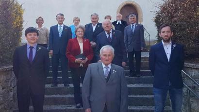 Bild: wku
Ein Gnadenkonfirmand (Hans Scharrer, vorne Mitte), zwei Silberne (Andreas Schwemmer, links) und Timo Hieltel (rechts vorne) sowie zwei Eiserne (Ehepaar Seitz) und sechs Diamantene feierten ihre Jubelkonfirmation.