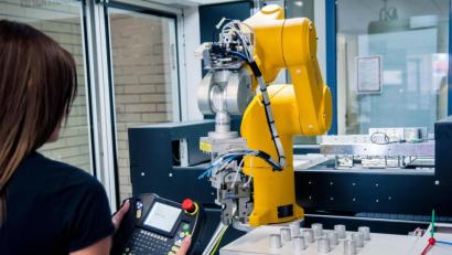 Bild: Neumann Europaberufsschule
Längst werden die Berufsschüler der Europaberufsschule auch an modernster Technologie ausgebildet.