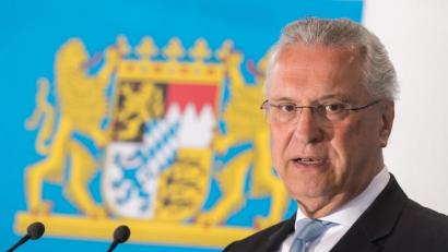 Bild: Matthias Balk/dpa
Joachim Herrmann (CSU), Innenminister von Bayern, fordert härtere Strafen für Impfpass-Fälscher