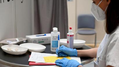 Bild: Bernd Weissbrod
Eine Ärztin füllt nach einer Corona-Impfung im Impfzentrum des Klinikums Stuttgart einen Impfpass aus. Foto: Bernd Weißbrod/dpa