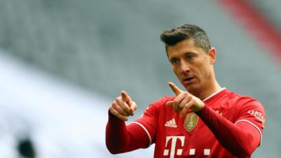 Archivbild: Matthias Schrader/AP POOL/dpa/Archivbild
Robert Lewandowski egalisiert 40-Tore-Rekord von Müller
