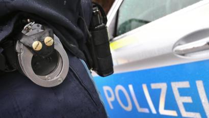 Symbolbild: Karl-Josef Hildenbrand/dpa
Eine 28-Jährige wurde im Kreis Erding tot aufgefunden. Die Frau war einige Zeit Lehrerin im Landkreis Schwandorf. Gegen einen 34-jährigen Tatverdächtigen wurde Haftbefehl erlassen.