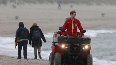 Bild: Bernd Wüstneck/dpa
Die Rettungsschwimmer der DRK Wasserwacht Rostock starten haben den Wachdienst der diesjährigen Badesaison wieder aufgenommen.