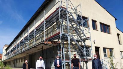 Bild: Peggy Biczysko/FPH
Wird in Kürze abgerissen: der alte Milchhof. Unser Bild zeigt (von links) Maria-Magdalena Stöckert, die Leiterin der Abteilung Hochbau, Oberbürgermeister Oliver Weigel, Landrat Peter Berek, Projektleiter Alexander Rieß und Gerhard Reger, Gebäude-Management beim Landratsamt.