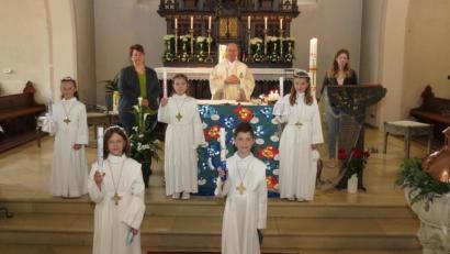 Bild: Dobmeier
Am Sonntag empfingen fünf Jugendliche die Erstkommunion in St. Marien Rothenstadt.