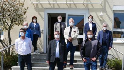 Bild: .Donhauser/exb
Von rechts unten: Klaus Radl, Manfred Götz, Karl Zeh, Helmut Hummel, Dietmar Fuhlbrügge, Ludwig Biller, Thomas Donhauser, Klaus Donhauser, Claudia Donhauser